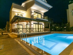 Belek merkezde satılık yeni 3+1 müstakil havuzlu villa
